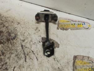 Gebruikte Deurvanger 4Deurs links-voor Ford Fusion 1.4 16V Prijs € 15,75 Margeregeling aangeboden door Binckhorst BV