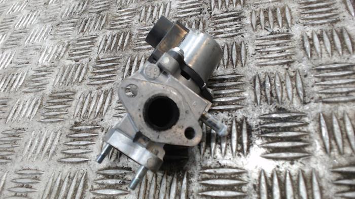 EGR Klep van een Toyota Yaris II (P9) 1.4 D-4D 2006
