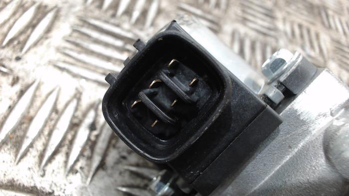 EGR Klep van een Toyota Yaris II (P9) 1.4 D-4D 2006