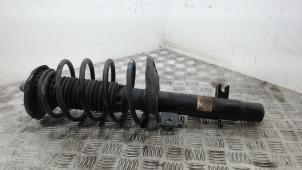 Gebruikte Mac Phersonpoot links-voor Peugeot 208 I (CA/CC/CK/CL) 1.0 Vti 12V PureTech Prijs € 36,75 Margeregeling aangeboden door Binckhorst BV