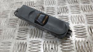 Gebruikte Ruit schakelaar elektrisch Mercedes Viano (639) 2.2 CDI 16V Prijs € 10,50 Margeregeling aangeboden door Binckhorst BV