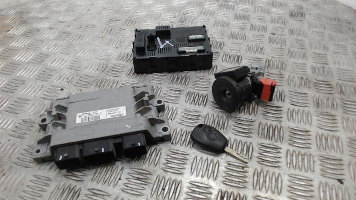 Gebruikte Kontaktslot + computer Renault Clio III (BR/CR) 1.2 16V 75 Prijs € 105,00 Margeregeling aangeboden door Binckhorst BV