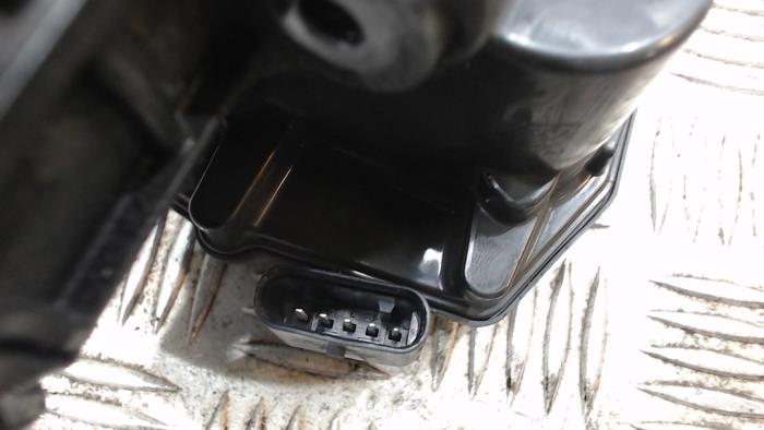 Gasklephuis van een BMW 5 serie (F10) 520d 16V 2015