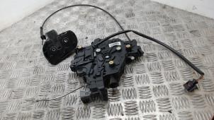 Gebruikte Schuifdeur Slotmechaniek rechts Volkswagen Transporter T5 2.0 BiTDI DRF Prijs € 78,75 Margeregeling aangeboden door Binckhorst BV