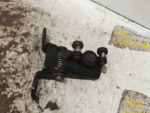 Gebruikte Schuifdeurrol rechts Ford Transit 2.2 TDCi 16V Prijs € 21,00 Margeregeling aangeboden door Binckhorst BV