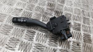 Gebruikte Pinker Schakelaar Kia Carens III (FG) 2.0i CVVT 16V Prijs € 26,25 Margeregeling aangeboden door Binckhorst BV