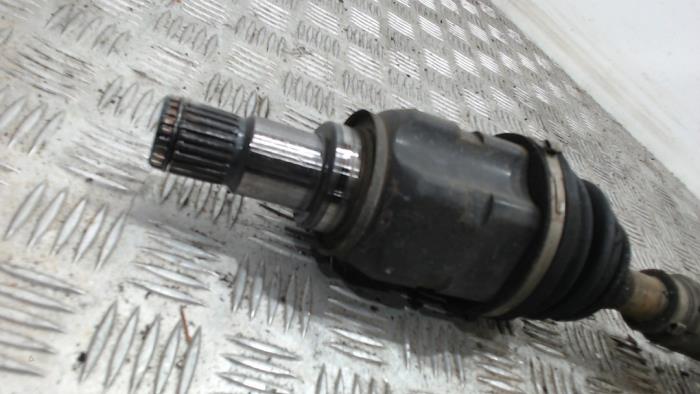 Aandrijfas links-voor van een Toyota Avensis Wagon (T25/B1E) 2.0 16V VVT-i D4 2004