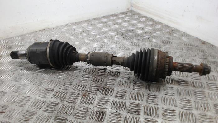 Aandrijfas links-voor van een Toyota Avensis Wagon (T25/B1E) 2.0 16V VVT-i D4 2004