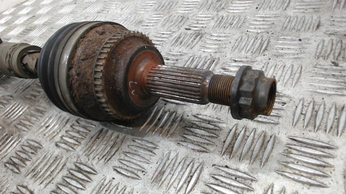 Aandrijfas links-voor van een Toyota Avensis Wagon (T25/B1E) 2.0 16V VVT-i D4 2004