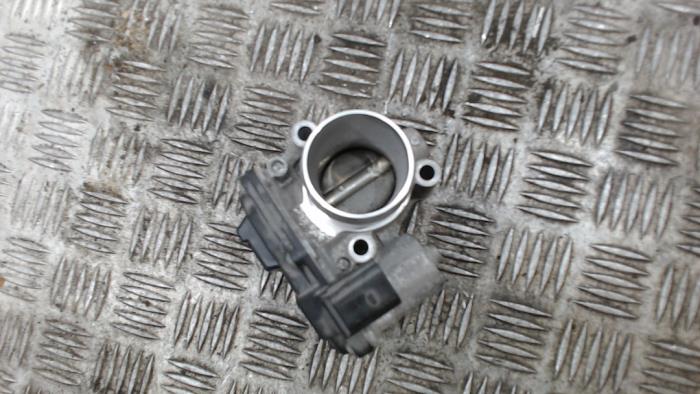 Gasklephuis van een Ford Fiesta 6 (JA8) 1.0 Ti-VCT 12V 65 2015