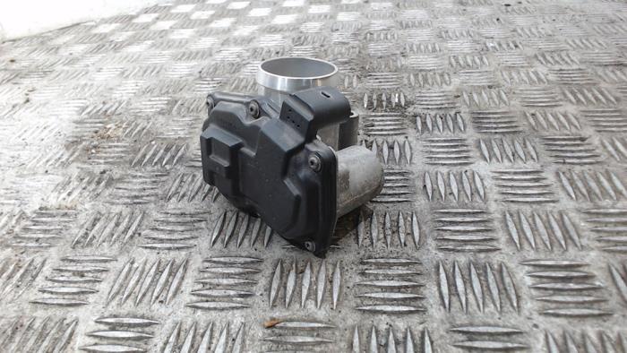 Gasklephuis van een Ford Fiesta 6 (JA8) 1.0 Ti-VCT 12V 65 2015