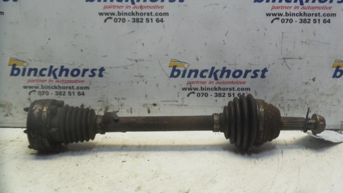 Gebruikte Aandrijfas links-voor Volkswagen Polo III (6N1) 1.9 D Prijs € 26,25 Margeregeling aangeboden door Binckhorst BV