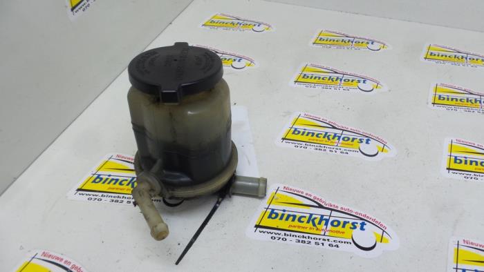 Gebruikte Servo Oliereservoir Toyota Avensis Verso (M20) 2.0 16V VVT-i D-4 Prijs € 21,00 Margeregeling aangeboden door Binckhorst BV