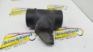 Gebruikte Luchthoeveelheidsmeter Opel Astra H SW (L35) 1.6 16V Twinport Prijs € 26,25 Margeregeling aangeboden door Binckhorst BV
