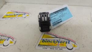 Gebruikte Raam schakelaar elektrisch Jeep Grand Cherokee (WK/WK2) 3.0 CRD V6 24V Prijs € 36,75 Margeregeling aangeboden door Binckhorst BV