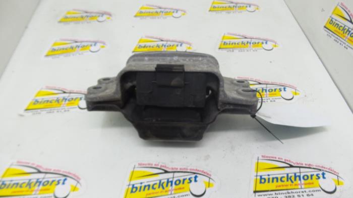 Gebruikte Versnellingsbak Steun Volkswagen Caddy III (2KA,2KH,2CA,2CH) 1.6 Prijs € 26,25 Margeregeling aangeboden door Binckhorst BV
