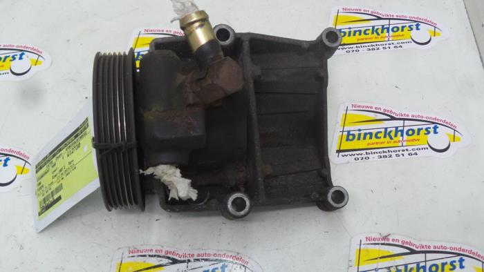 Gebruikte Servopomp Ford Fiesta 4 1.4i CLX 16V Prijs € 42,00 Margeregeling aangeboden door Binckhorst BV