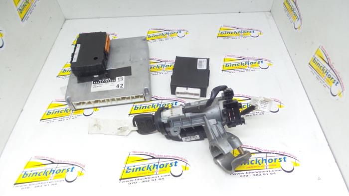 Gebruikte Kontaktslot + computer Toyota Avensis (T22) 2.0 D-4D 16V Prijs € 114,45 Margeregeling aangeboden door Binckhorst BV