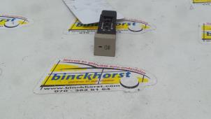 Gebruikte Mistlamp Schakelaar Hyundai Santa Fe II (CM) 2.2 CRDi 16V 4x4 Prijs € 15,75 Margeregeling aangeboden door Binckhorst BV