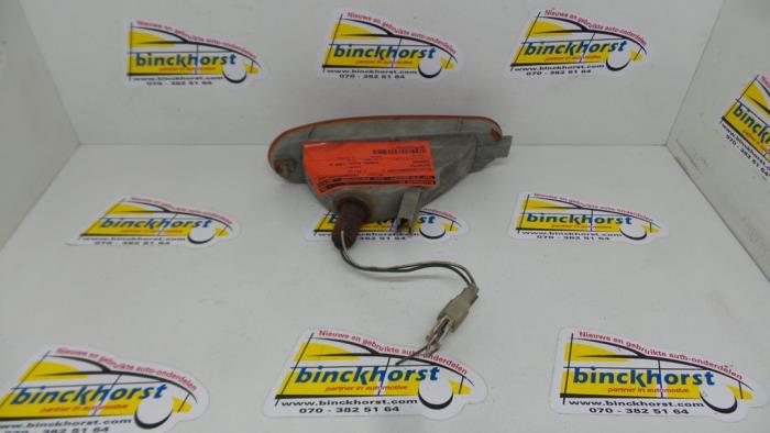 Richtingaanwijzer links van een Daihatsu Charade (G200/201/202/203/204) 1.3i TX/CX 16V 1995