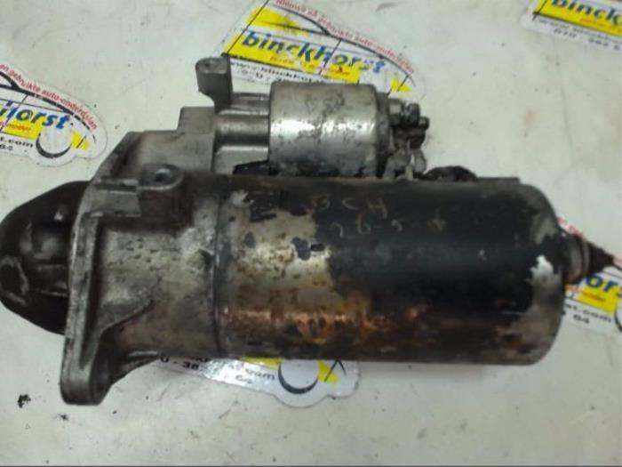 Startmotor van een Opel Zafira (F75) 2.0 DTI 16V 2002