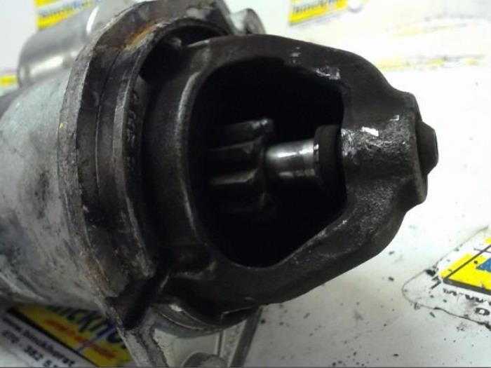 Startmotor van een Opel Zafira (F75) 2.0 DTI 16V 2002
