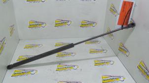 Gebruikte Kofferdekseldemper links-achter Mazda 121 (JA/JB) 1.3i LX,GLX Prijs € 10,50 Margeregeling aangeboden door Binckhorst BV