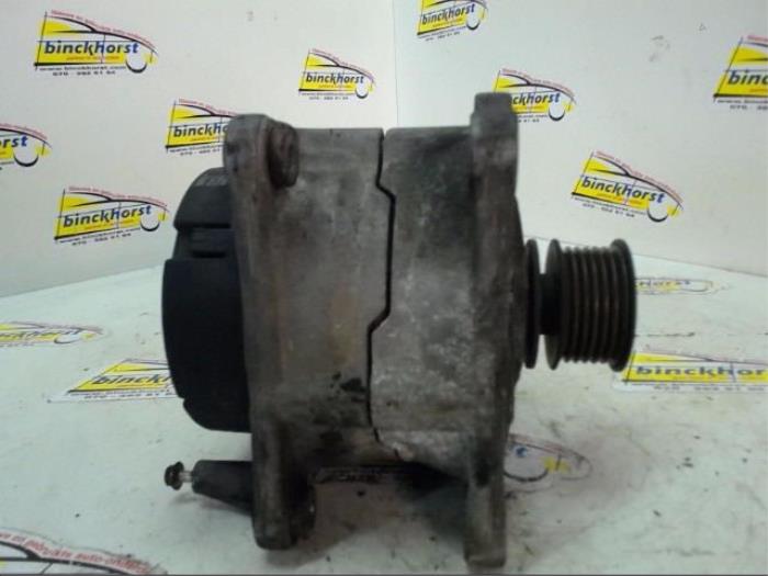 Dynamo van een Volkswagen Polo III (6N1) 1.4i 60 1998
