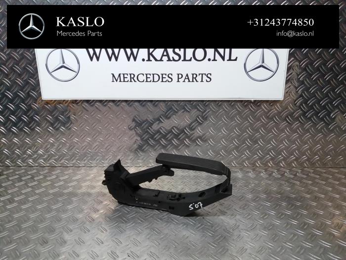 Gaspedaal van een Mercedes-Benz S (W221) 3.0 S-320 CDI 24V 2007
