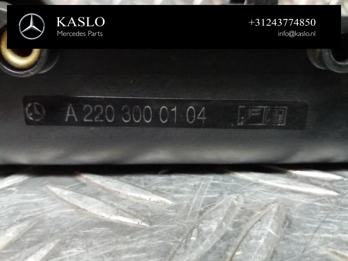 Gaspedaal van een Mercedes-Benz S (W221) 3.0 S-320 CDI 24V 2007