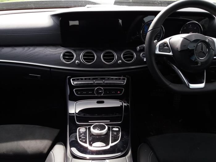 Navigatie bedienings paneel van een Mercedes-Benz E (W213) E-220d 2.0 Turbo 16V 2017