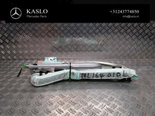 Gebruikte Airbag hemel links Mercedes ML II (164/4JG) 3.0 ML-350 CDI 4-Matic V6 24V Prijs € 75,00 Margeregeling aangeboden door kaslo auto parts