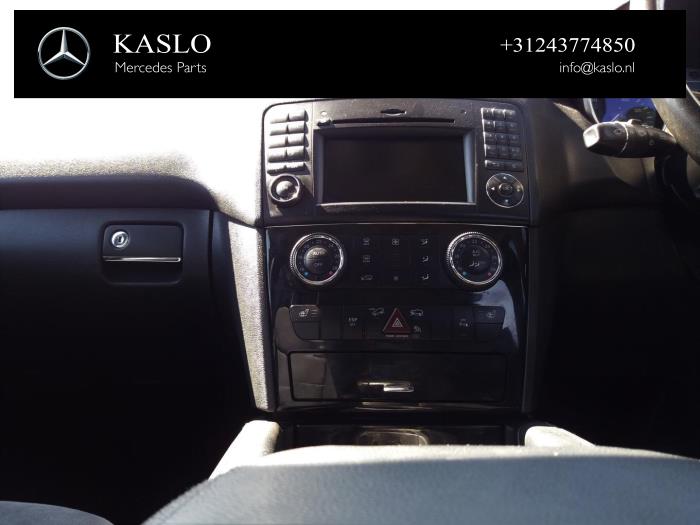 Gebruikte Display Interieur Mercedes ML II (164/4JG) 3.0 ML-350 CDI 4-Matic V6 24V Prijs op aanvraag aangeboden door kaslo auto parts