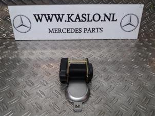 Gebruikte Veiligheidsgordel links-achter Mercedes SL (R230) 5.0 SL-500 V8 24V Prijs op aanvraag aangeboden door kaslo auto parts