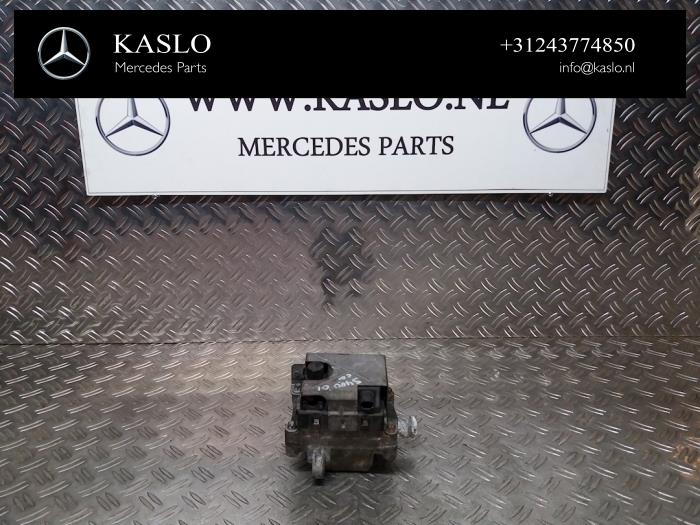 Gebruikte Waterpomp Mercedes S (W220) 3.2 S-320 CDI Prijs op aanvraag aangeboden door kaslo auto parts
