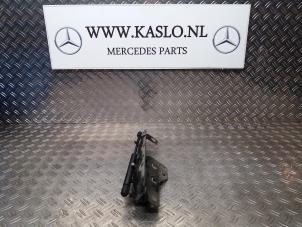 Gebruikte Motorkap Scharnier Mercedes SL (R230) 5.0 SL-500 V8 24V Prijs € 50,00 Margeregeling aangeboden door kaslo auto parts