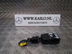 Gebruikte Veiligheidsgordel Insteek rechts-voor Mercedes C Estate (S204) 1.8 C-180K 16V Prijs op aanvraag aangeboden door kaslo auto parts