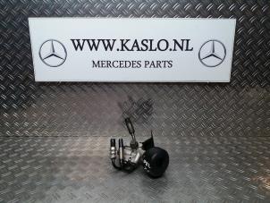 Gebruikte Niveauregelaar ventiel Mercedes SL (R230) 5.0 SL-500 V8 24V Prijs € 250,00 Margeregeling aangeboden door kaslo auto parts