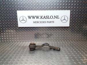 Gebruikte Draagarm rechts-voor Mercedes SL (R230) 5.0 SL-500 V8 24V Prijs € 50,00 Margeregeling aangeboden door kaslo auto parts