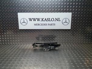 Gebruikte Motorkap Scharnier Mercedes SL (R230) 5.0 SL-500 V8 24V Prijs € 50,00 Margeregeling aangeboden door kaslo auto parts