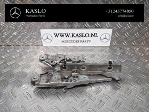 Gebruikte Scharnierset Mercedes CLS (C219) 320 CDI 24V Prijs op aanvraag aangeboden door kaslo auto parts