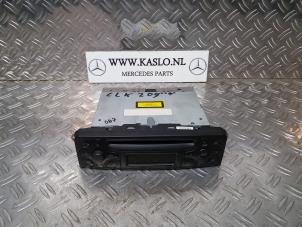Gebruikte CD Speler Mercedes CLK (W209) 2.6 240 V6 18V Prijs € 40,00 Margeregeling aangeboden door kaslo auto parts