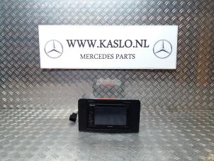 Gebruikte Radiobedienings paneel Mercedes ML II (164/4JG) 3.0 ML-320 CDI 4-Matic V6 24V Prijs € 150,00 Margeregeling aangeboden door kaslo auto parts
