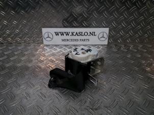 Gebruikte Veiligheidsgordel midden-achter Mercedes C (W204) 2.2 C-200 CDI 16V Prijs op aanvraag aangeboden door kaslo auto parts