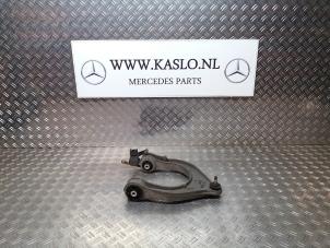 Gebruikte Triangel links-voor Mercedes SL (R230) 5.0 SL-500 V8 24V Prijs € 75,00 Margeregeling aangeboden door kaslo auto parts