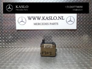 Gebruikte Vacuumpomp Elektrisch Deurvergrendeling Mercedes E (C207) E-250 CDI 16V Prijs op aanvraag aangeboden door kaslo auto parts