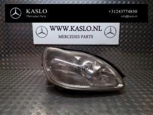 Gebruikte Rechter Koplamp Mercedes S (W220) 3.2 S-320 18V Prijs op aanvraag aangeboden door kaslo auto parts