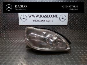 Gebruikte Rechter Koplamp Mercedes S (W220) 3.2 S-320 18V Prijs op aanvraag aangeboden door kaslo auto parts