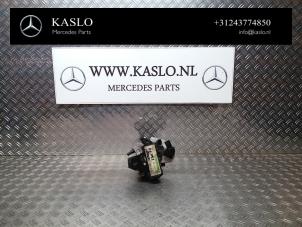 Gebruikte Hogedrukpomp Mercedes E (W211) 3.0 E-320 CDI 24V Prijs op aanvraag aangeboden door kaslo auto parts