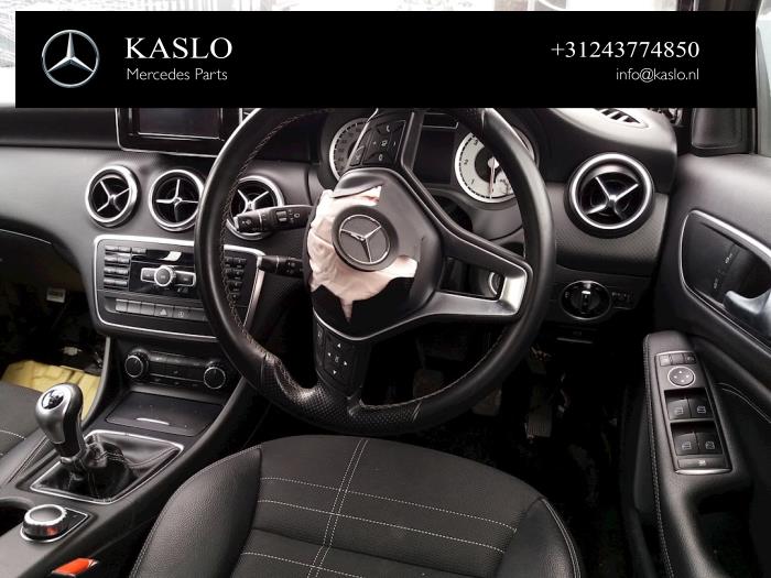 Display Interieur van een Mercedes-Benz A (W176) 1.5 A-180 CDI, A-180d 16V 2015
